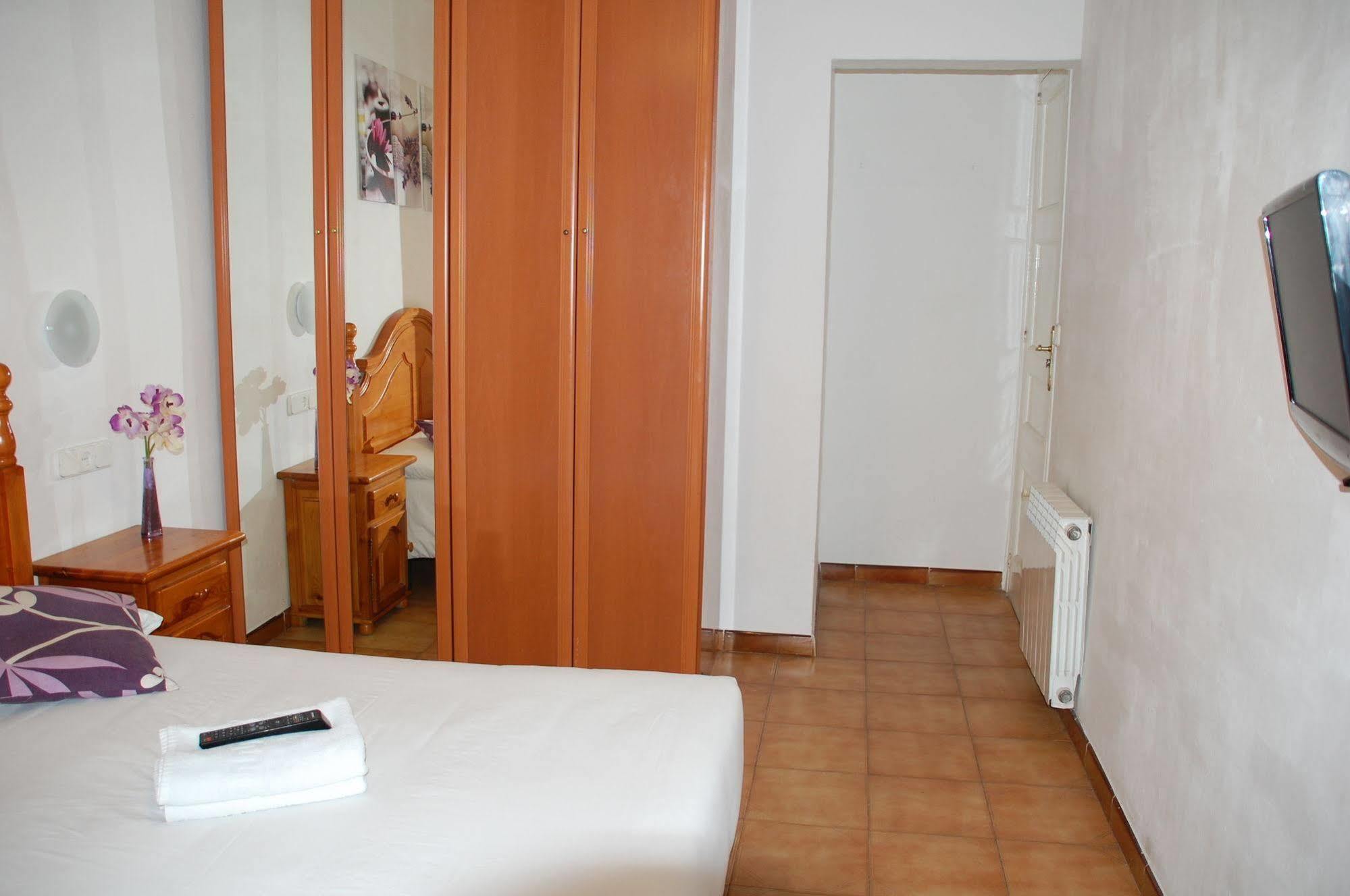Hostal Hera Barcelona Exterior photo